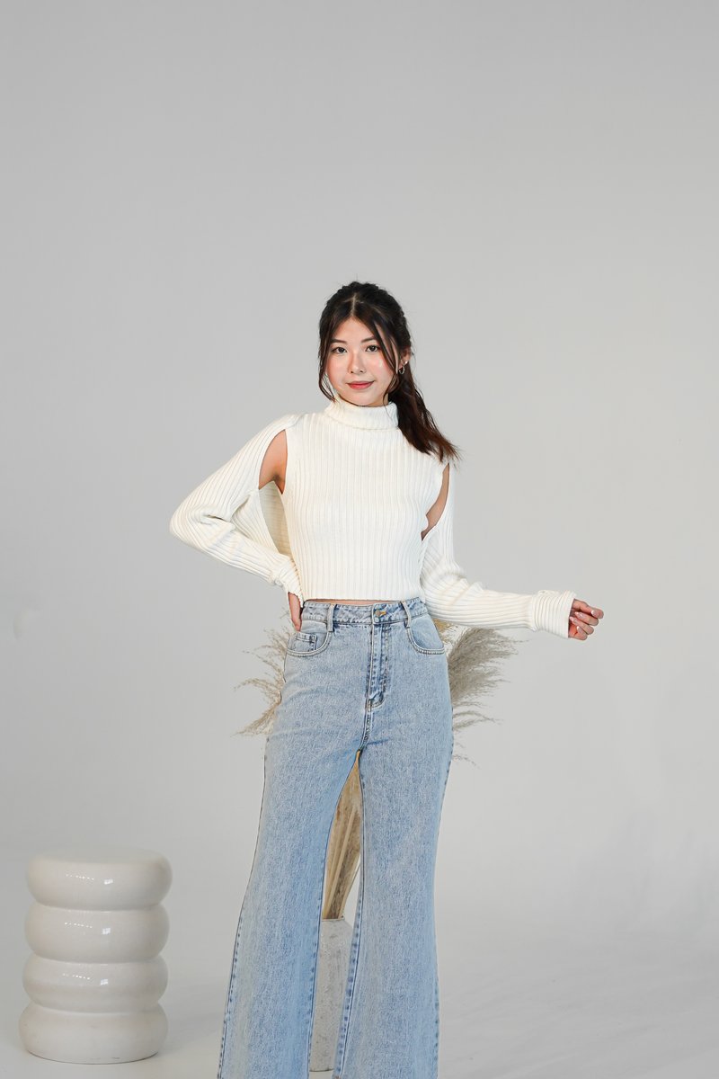 Laine V2 Denim Jeans in Light Wash | Mikayla