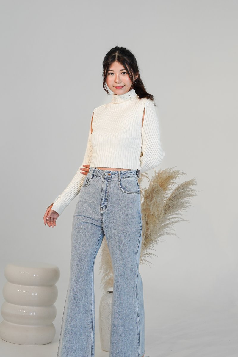 Laine V2 Denim Jeans in Light Wash | Mikayla