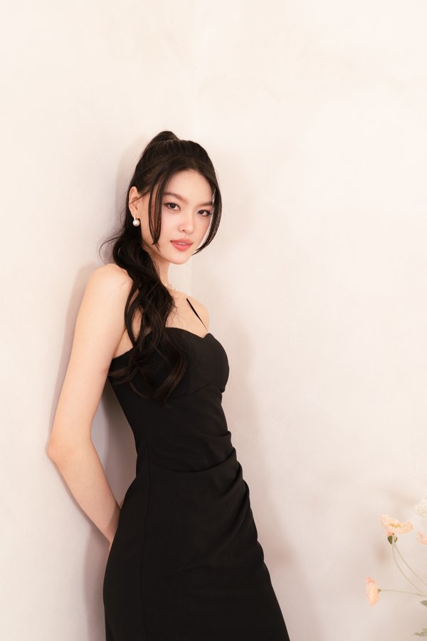 Claris V2 Sweetheart Neckline Ruched Midi Dress in Black