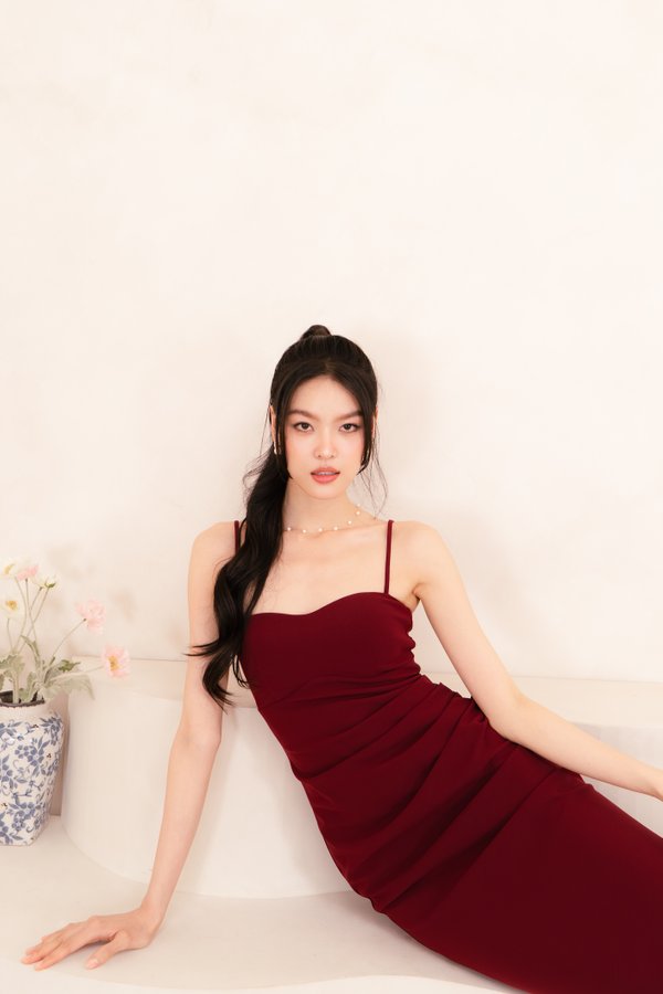Claris V2 Sweetheart Neckline Ruched Midi Dress in Maroon