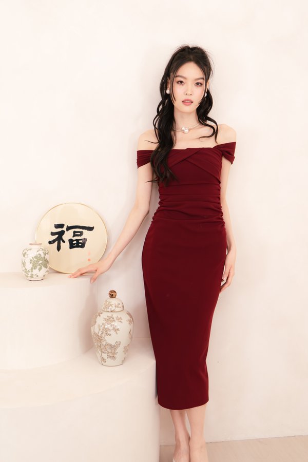 Evelyn Padded Off Shoulder Midi Dress In Maroon