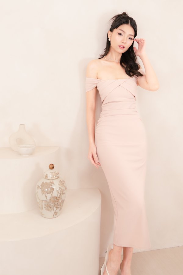 Evelyn Padded Off Shoulder Midi Dress In Dusty Pink