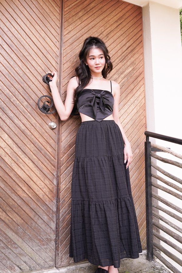 Gillie Textured Tiered Midi Skirt in Black