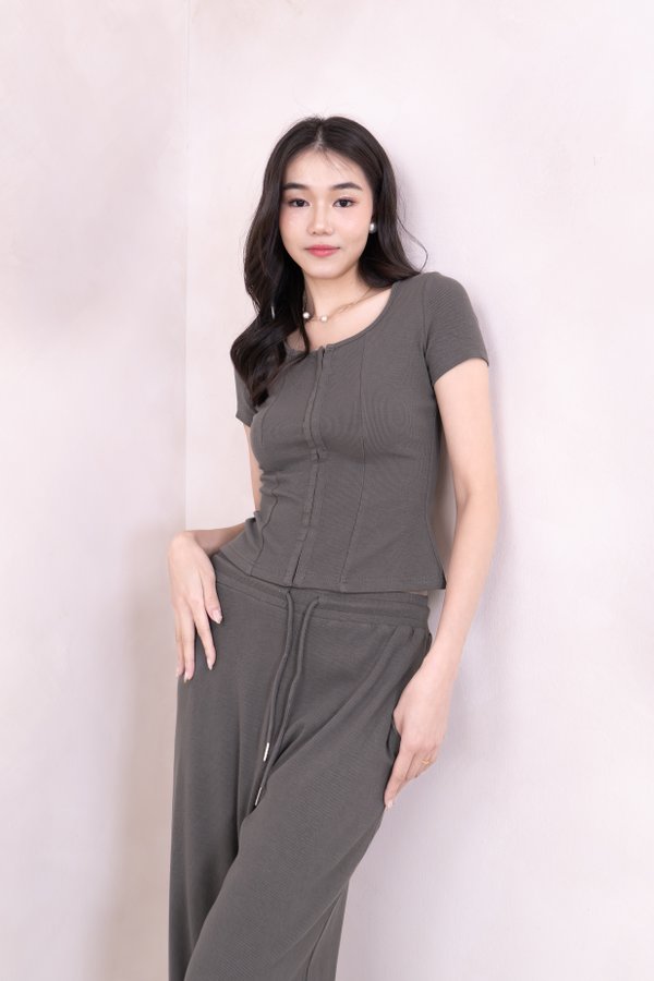 L519 Ribbed Knit Short Sleeve Top in Dark Grey