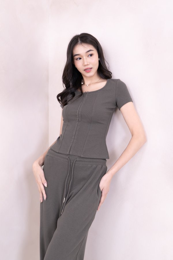 L519 Ribbed Knit Short Sleeve Top in Dark Grey