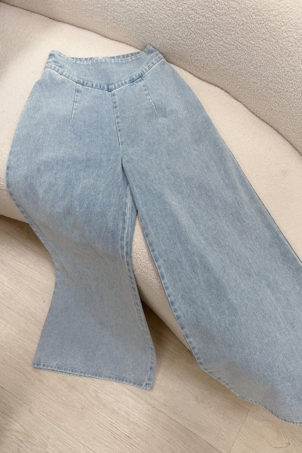 *Petite* PX3663 Gizelle V-Waist Flare Jeans in Light Wash