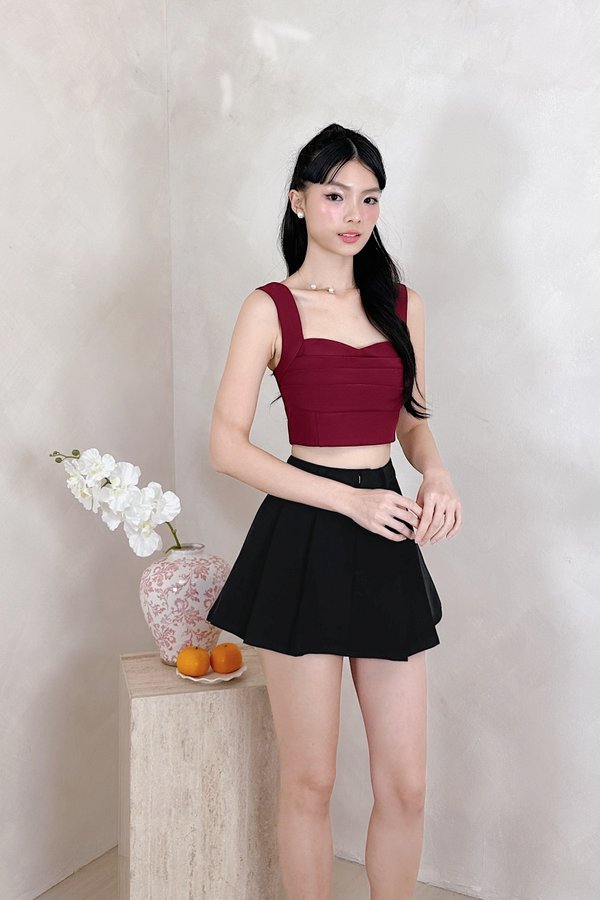 L560 Vanessa Pleated Front Clasp Skorts in Black