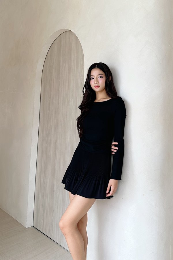 (BARE/BASIC) Luma Bell Sleeve Top in Black