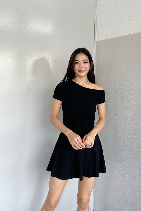 (BARE/BASIC) Zoe Side Ruched Sleeve Top in Black
