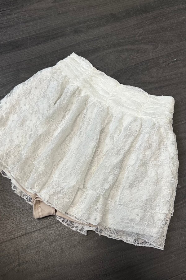 *PRE-ORDER* Silvy lace skorts in White
