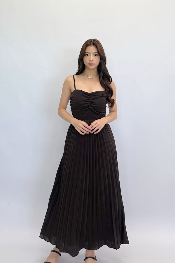 (QUEEN OF TEXTURES) Isel Sweetheart Ruched Pleated Maxi Dress