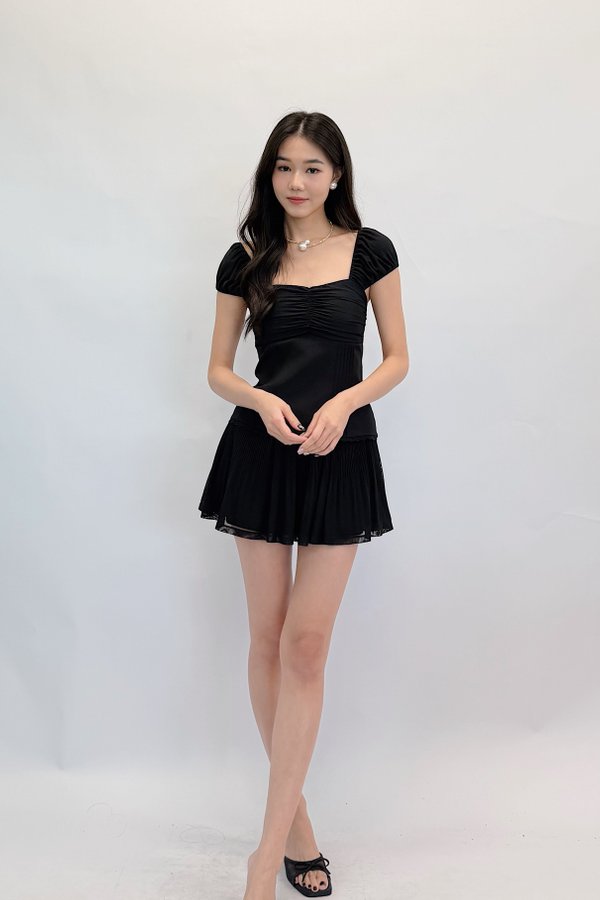 (QUEEN OF TEXTURES) Varia Mesh Sweetheart Neckline Pintuck Sleeve Top