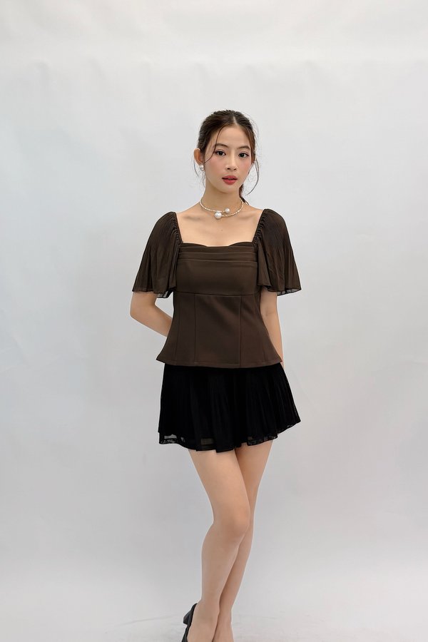 (QUEEN OF TEXTURES) Nadine Panel Sweetheart Neckline Pleated Mesh Sleeve Top