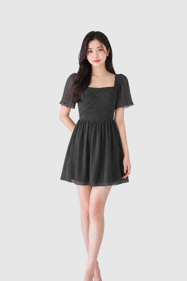 (QUEEN OF TEXTURES) Caelyn Babydoll Pleated Sleeve Dress